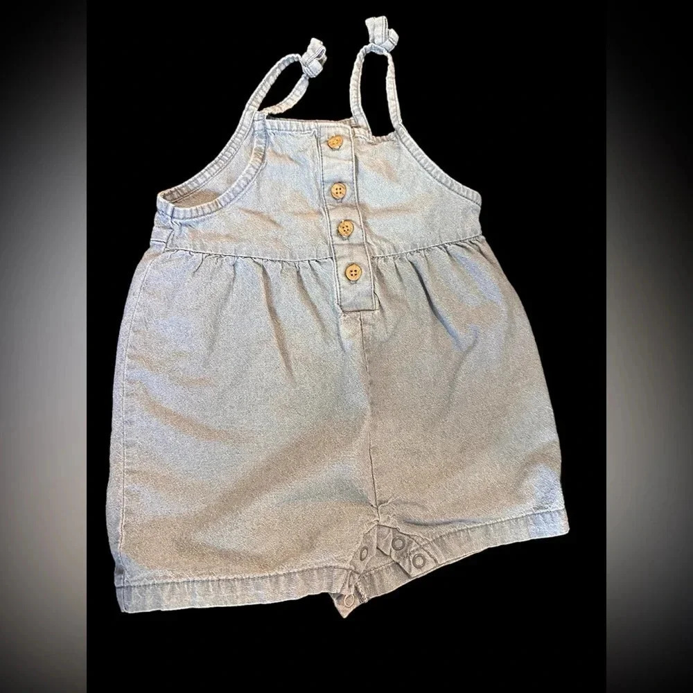 2 Carter’s Rompers. Size 9 month - Picture 6 of 9